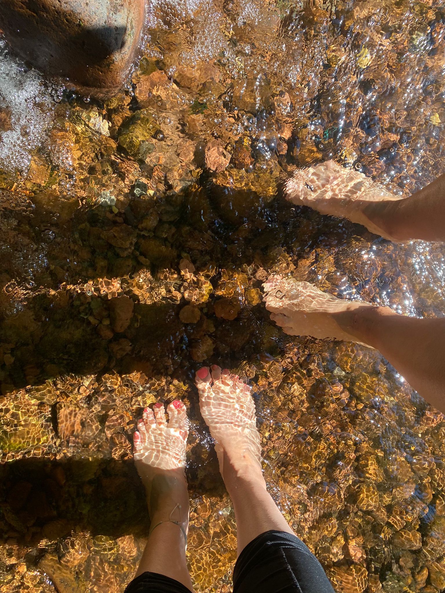 Klares Bachwasser mit Steinen