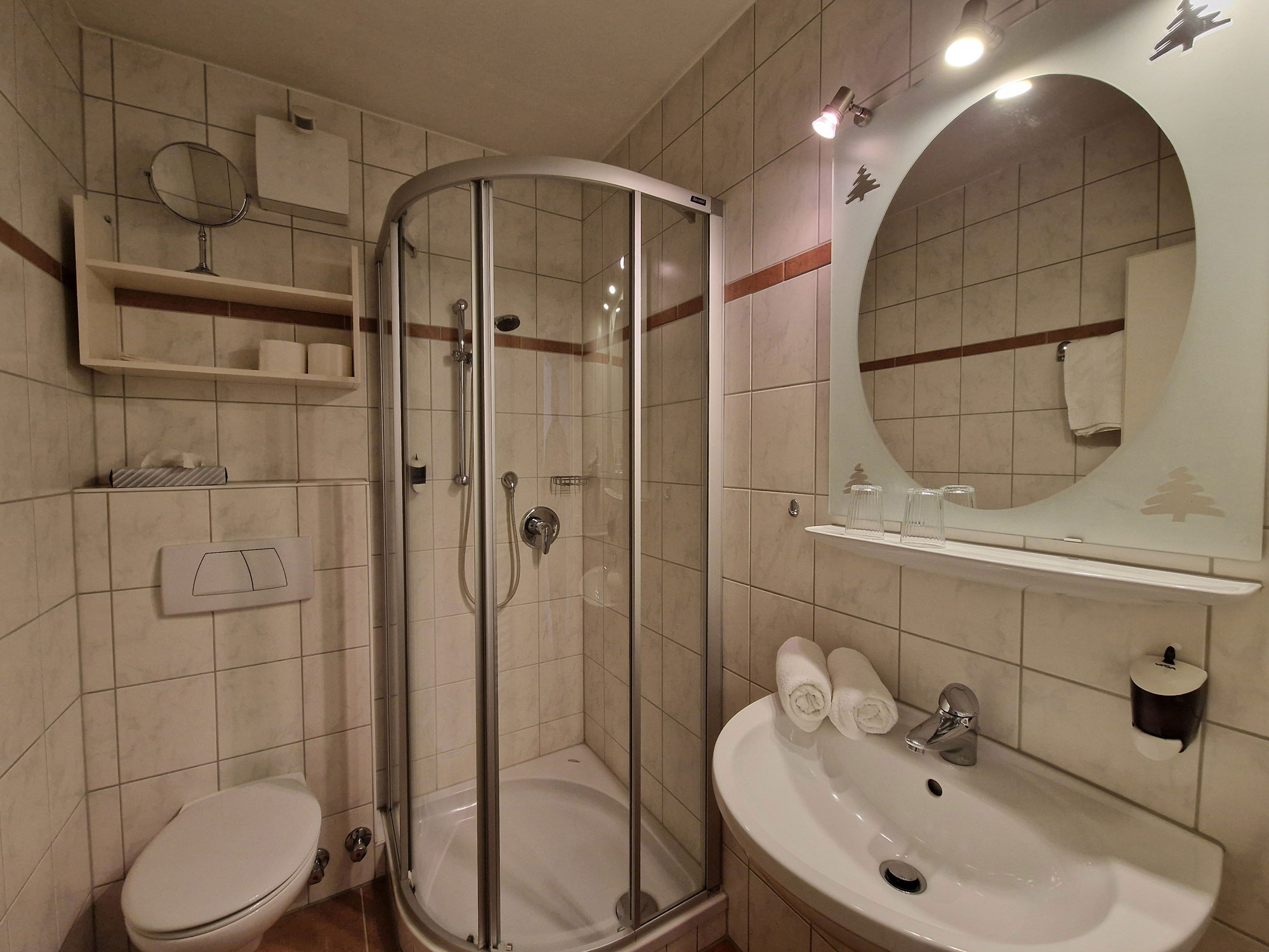 Eigenes Bad mit Dusche